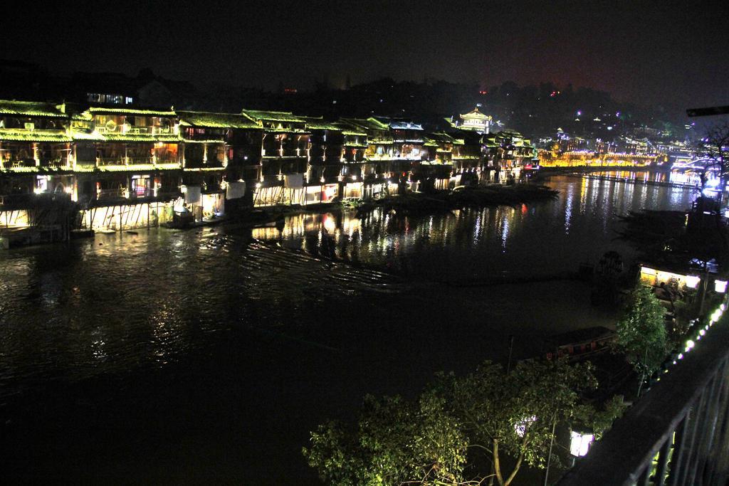 Fenghuang 1St Apartment Dış mekan fotoğraf